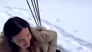 ava offre son cul a la neige