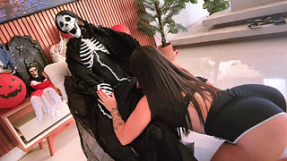 She Said She Was Going to Suck Until I Turned Into a Skull... Now All That's Left Is the Bone! ️