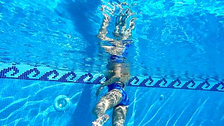 Mit Neuem Badeanzug Im Pool