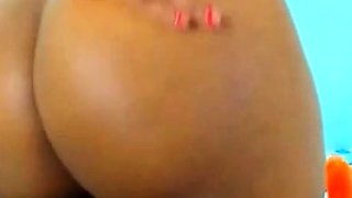 Brazilian Black Amateur Fists Herself on Webcam