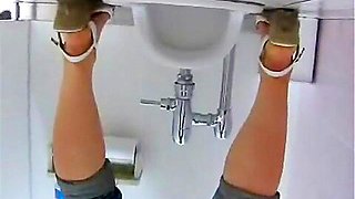 Amateur with big pussy lips spied pissing on toilet