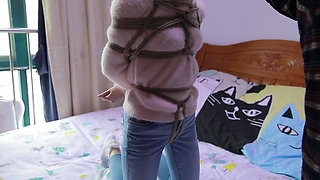 Hui13 - the Constraint of Skinny Jeans and White Socks