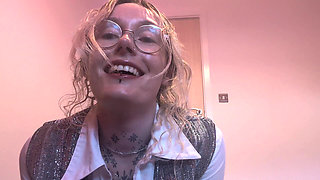 Sexy Realtor Desperate to Make the Sale