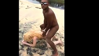 Sexo na Praia: Brasileiras Amadoras na Praia Suja