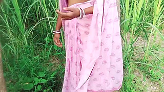 Desi Bhabhi Urineing in the Field Before Fucking