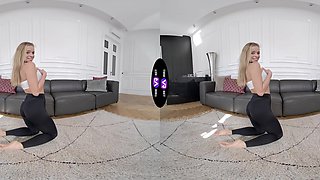 Flexible teen Calibri plays with her pussy in a steamy solo session.