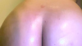 Close up amateur beauty uses her toy to masturbates