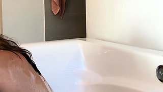 Wet and wild amateur vixen posing naked in the bathtub