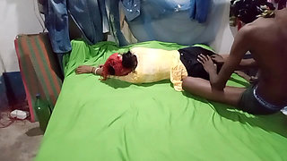 Desi Aunty k saath hot gand ki romantic video only kissing