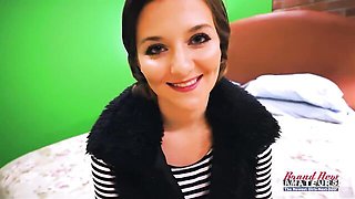 Bouncy beauty at slim scene