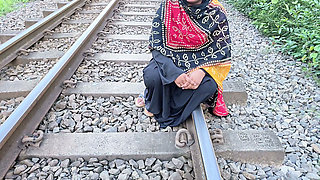Train Line par Mili Ladki Ko Ghar Lakr Chuda - Bengali Girl video  xxx Fucking