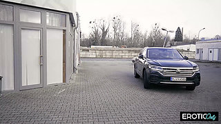 Sex-hungry MILF Wants a Hard Fuck in Her Wet Pussy Hole