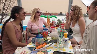 Ersties - Lesbische 4-er Pool-Orgie auf der Dachterrasse
