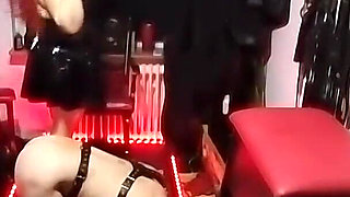 Dominant MILF Fists Gaping Pussy Till Squirting Explosion
