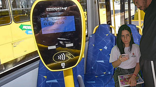 Female student can't resist the cock she saw on the public bus