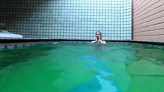 Esposa morena adora se exibir nua na piscina do motel.