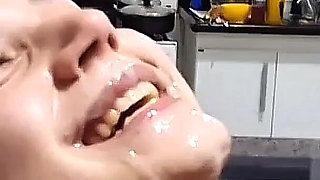 Enchi O Rosto Da Empregada De Porra!