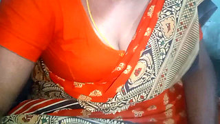 Sexy Saree Aunty Boobs