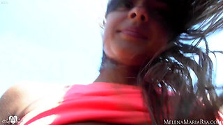 Melena Maria Rya Stripping in Cabrio