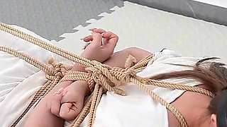 My Girlfriend Was Bound and Tied up with Rope, Experienced a Vibrating Orgasm, and Was Barefoot.