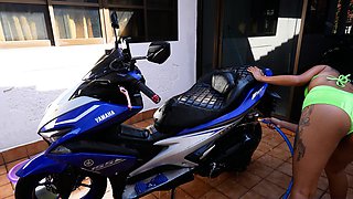 Big booty Thai GF motobike wash and big ass anal penetration