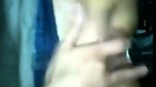Elle se fait du bien dans la voiture avec son jouet