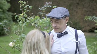 A sensual Parisian stroll for the beautiful Tina! - Jacquie et Michel TV