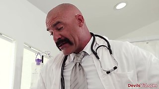Big tit patient deepthroating her doctor