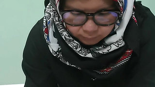 The girl Hiya gives a to a senior to ask for a job position.