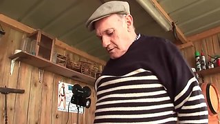 il autorise un vieux a tirer sa femme en trio