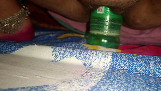 Desi Bhabhi ke choot me Bottel