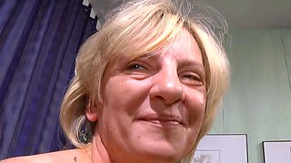 German housewife does sex casting on the street