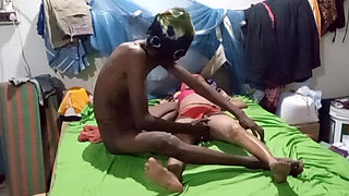 Padosi desi aunty ki chut mein ungali kiya bade maje se