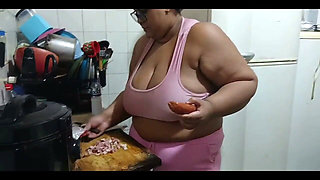 Stepmother in the Kitchen, Fucking Until She Gets a Lot of Cum in Her Mouth.