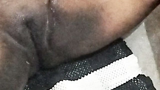 Shaving her juicy pusssy