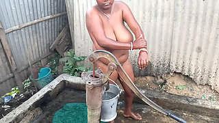 Indian desi wife Ne nahate samay land chusa