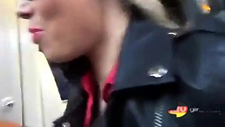 Deutsche Amateure geben Gruppen-Blowjob im Bus