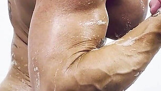 Kandy Flexes in the Shower