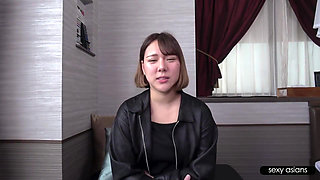 Gyaru-style Hostess Returned for a Rare Private Shoot, Showing off Her Curves and Confident Charm