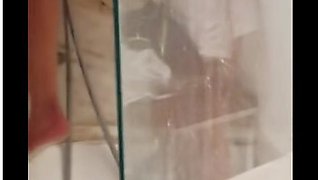 My Girlfriend 23 Year Old Fingering Her Pussy In Bath - Spying Her