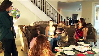 Brunette Lesbians in Cunnilingus Threesome